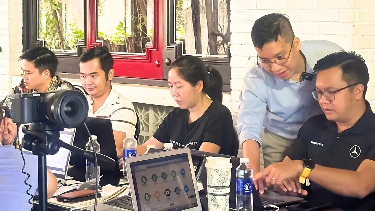Vincent Do hướng dẫn học viên lớp AI Agent cho doanh nghiệp của The AI Growth, đơn vị đào tạo AI do Vincent Do đồng sáng lập