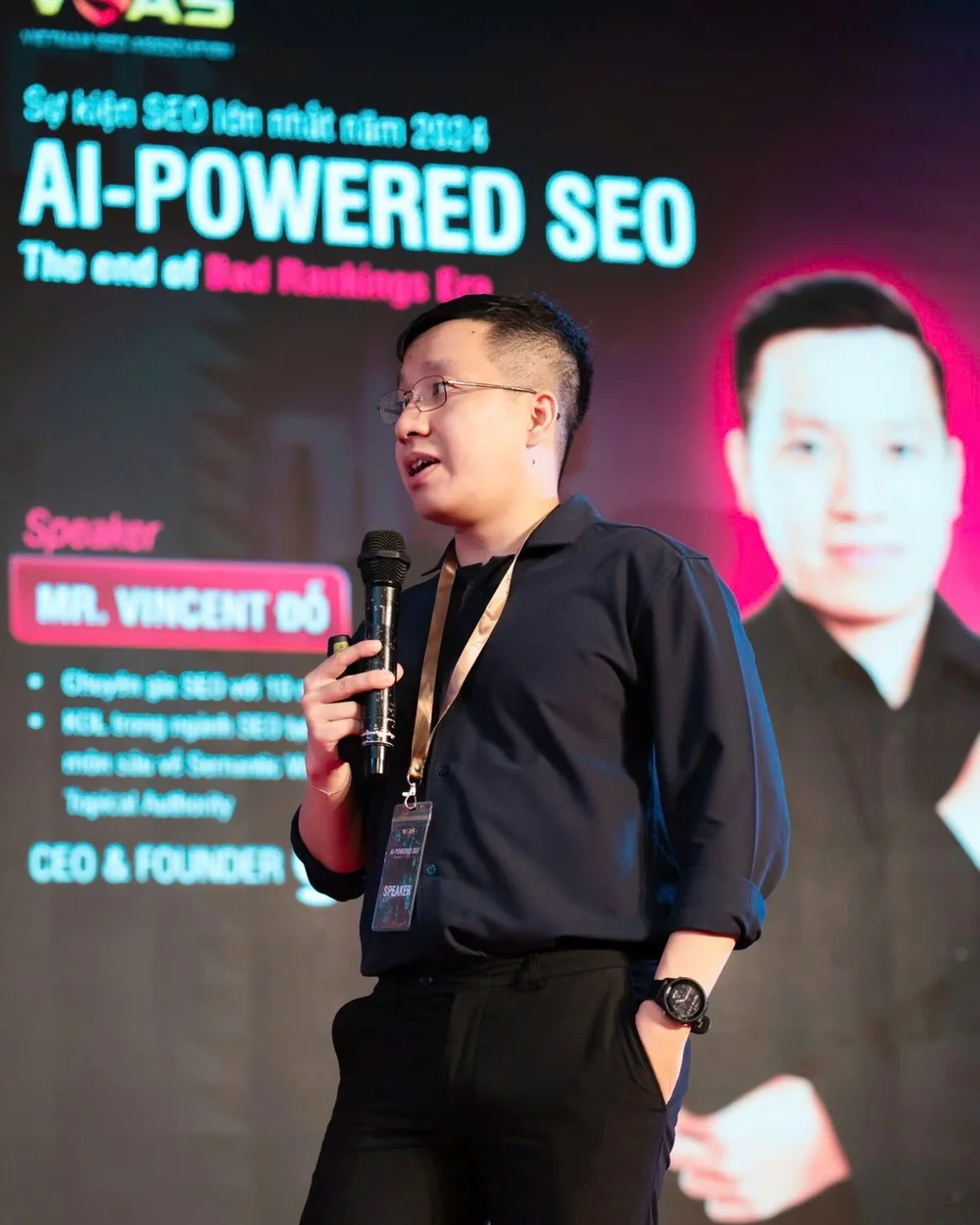 Vincent Do, CEO GTV SEO, trình bày trên sân khấu sự kiện AI-Powered SEO 2024