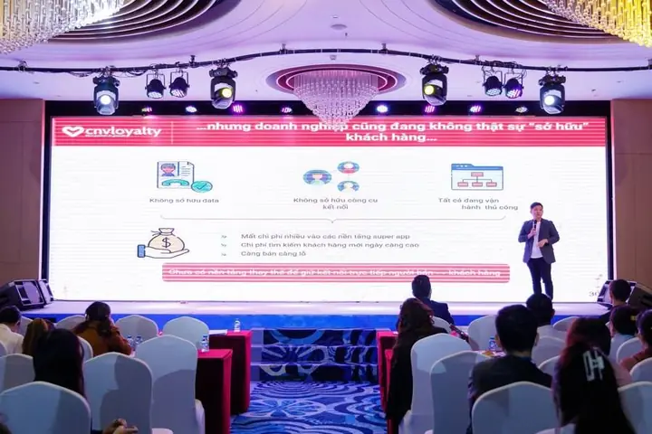 Đỗ Đăng Khoa trên sân khấu hội thảo về dữ liệu khách hàng của CNV