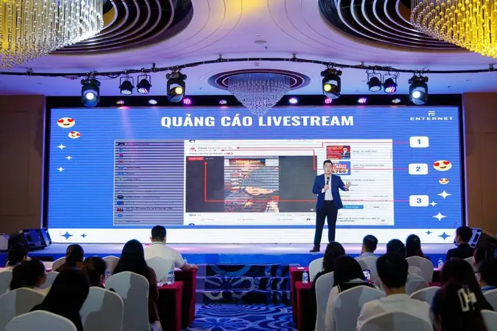 Bùi Thanh Thịnh trình bày về quảng cáo livestream tại sự kiện Đột phá doanh thu trên Internet