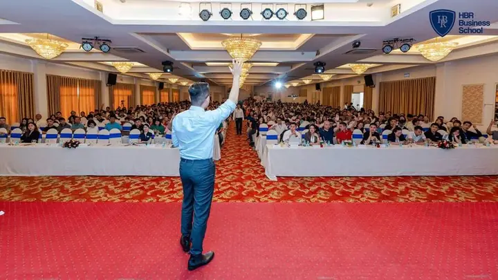 Vincent Do trên sân khấu sự kiện của HBR Business School