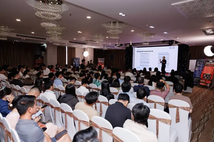 Vincent Do trình bày trước hội trường AI Agent Summit tại TP.HCM