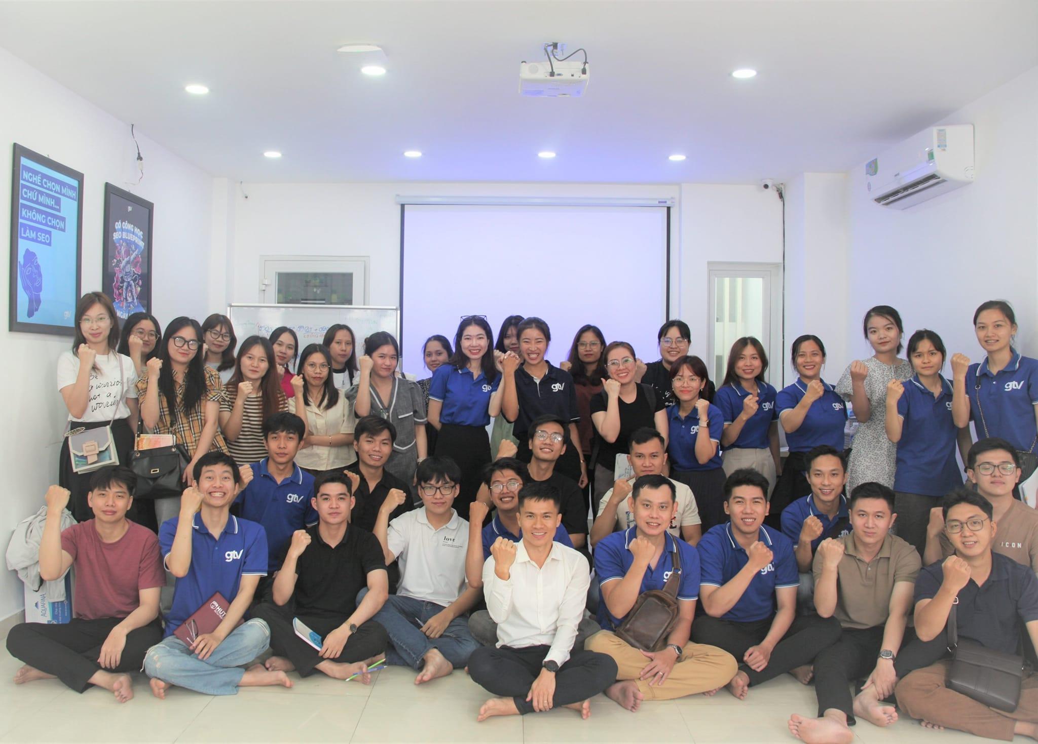 nhân viên Senior Content Leader