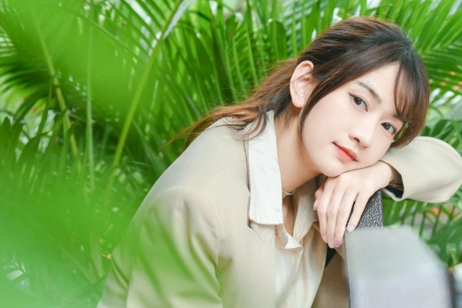 Lê Bống thu hút mọi người bởi gương mặt sáng và vẻ ngoài vô cùng cá tính