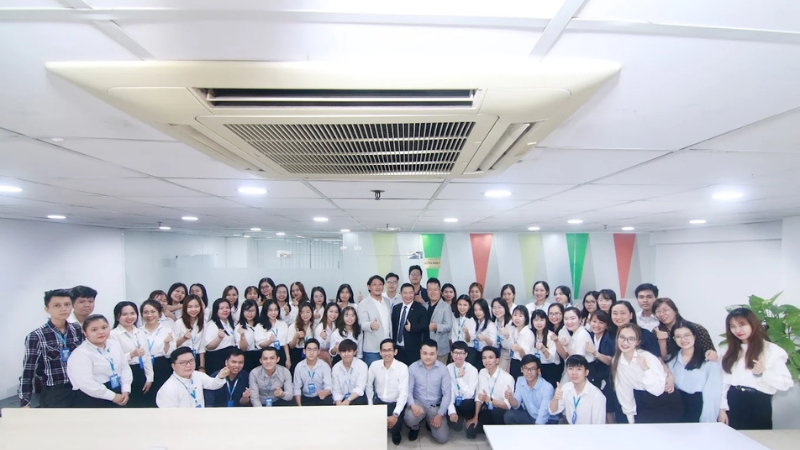 Đội ngũ GOBRANDING SEO Agency chụp ảnh tập thể giơ nắm tay tại văn phòng chuẩn Nhật Bản