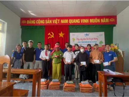 Thành viên GTV SEO trao quà cho người dân địa phương