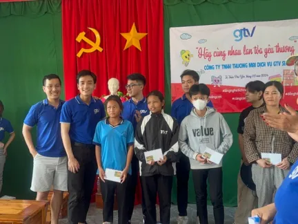 Thành viên GTV SEO trao quà tại chương trình thiện nguyện