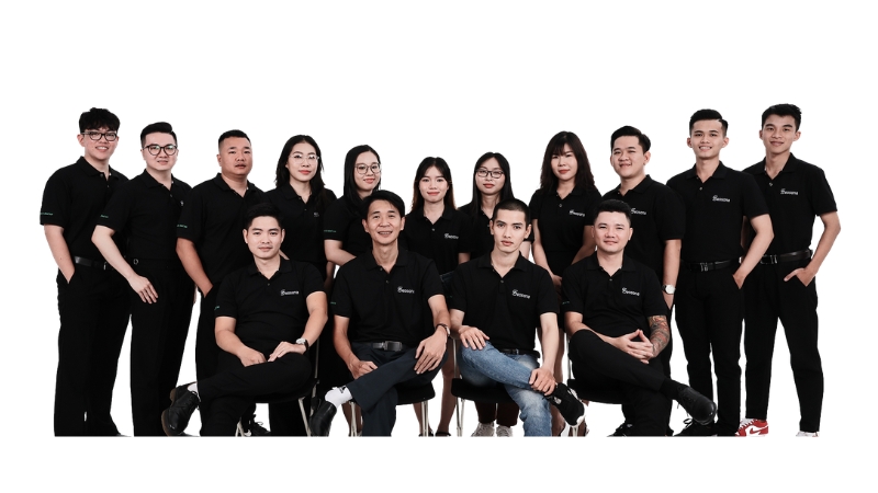 Đội ngũ nhân sự SEOSONA mặc đồng phục polo đen chụp ảnh tập thể tại công ty SEO chuyên YMYL