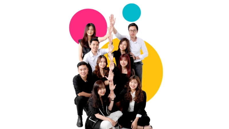 Đội ngũ nhân sự SEONGON chụp ảnh high-five thể hiện tinh thần làm việc nhóm tại công ty SEO chuyên nghiệp