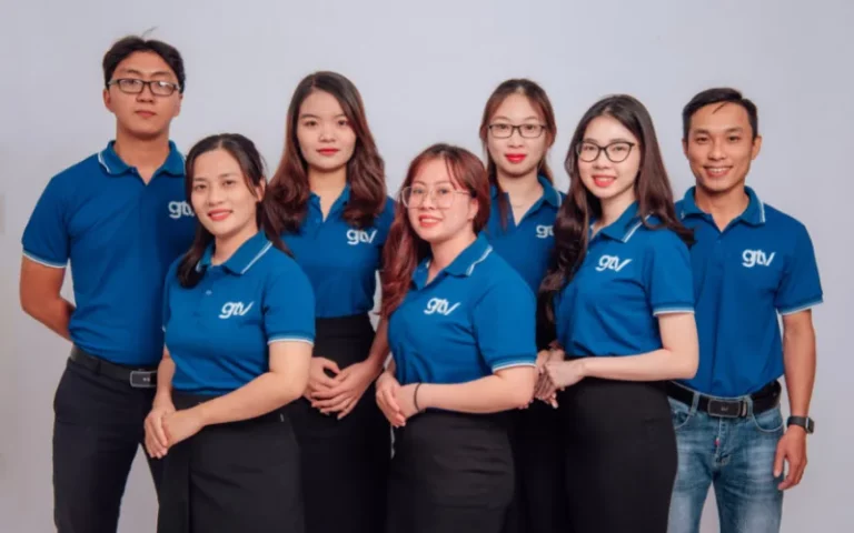 Các thành viên GTV SEO mặc áo polo xanh có logo GTV đứng chụp ảnh nhóm