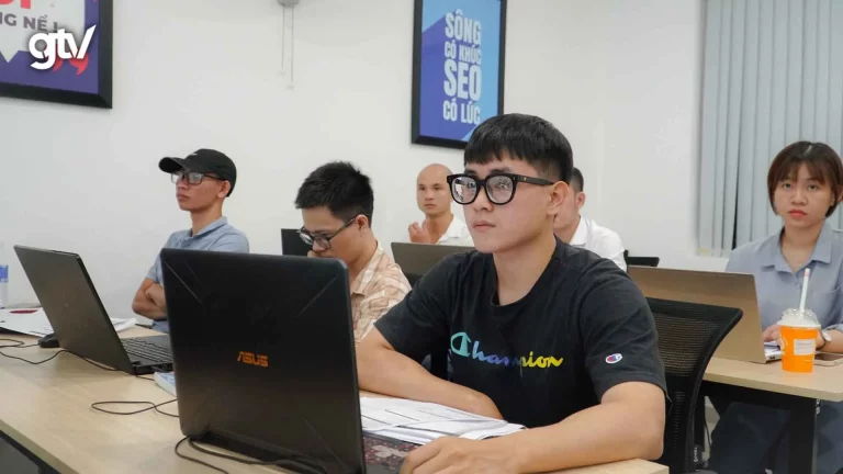 Học viên ngồi thực hành SEO trên laptop trong một buổi học offline của GTV SEO