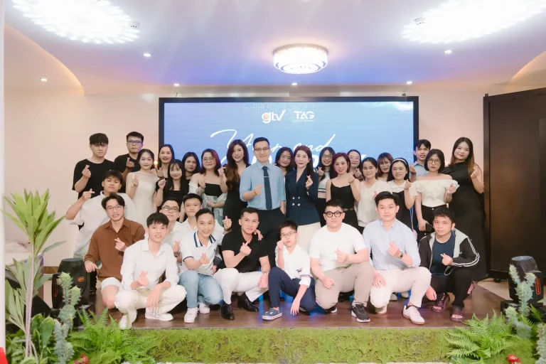 Nhân sự GTV SEO và The AI Growth chụp ảnh chung trước màn hình LED có logo hai thương hiệu