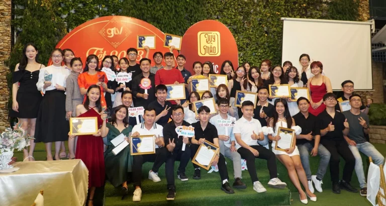 Nhân sự GTV SEO cầm giấy khen chụp ảnh chung tại tiệc tất niên ngoài trời