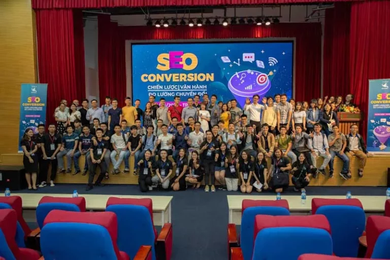 Người tham dự chụp ảnh tập thể trong hội trường sự kiện SEO Conversion về chiến lược, vận hành và đo lường chuyển đổi
